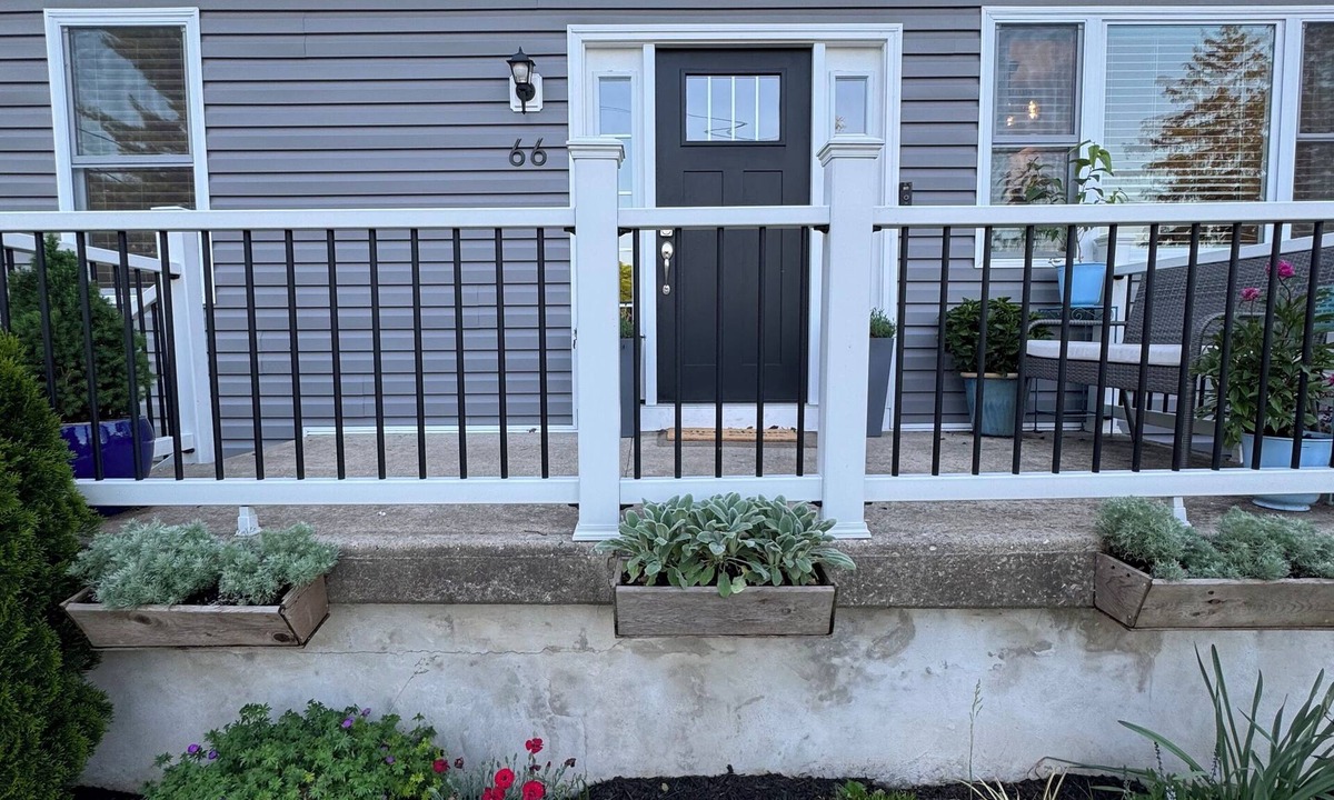 Newtown Square House | Cozy Cape in Newtown Square Pets Welcome ⚡️Free EV⚡️Safe and Convenient Location