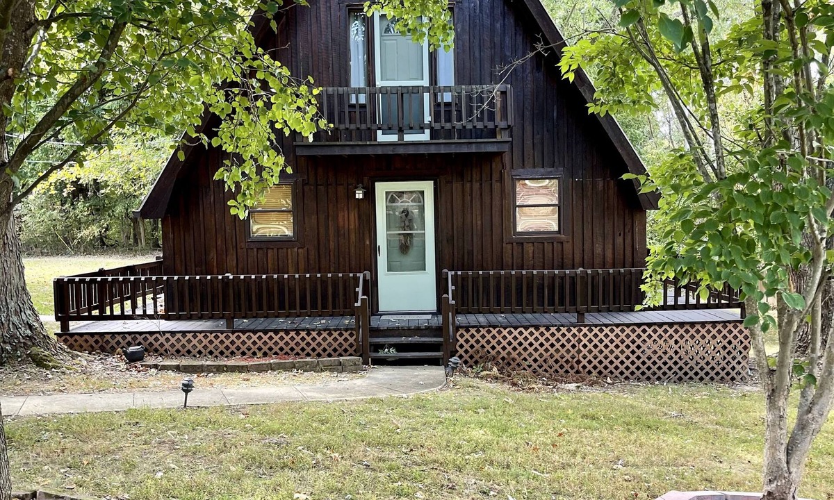 Farmers Cabin | Cozy, Comfy Cabin minutes from Cave Run Lake, I-64, App Harvest, and Morehead.