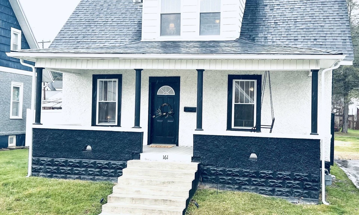 Tennerton House | Cozy Cottage in Perfect Location with Hot Tub!