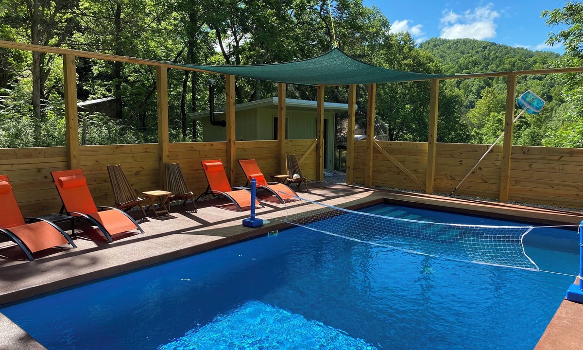 Lovingston Cottage | Cozy cottage with PRIVATE hot tub and year round pool.
