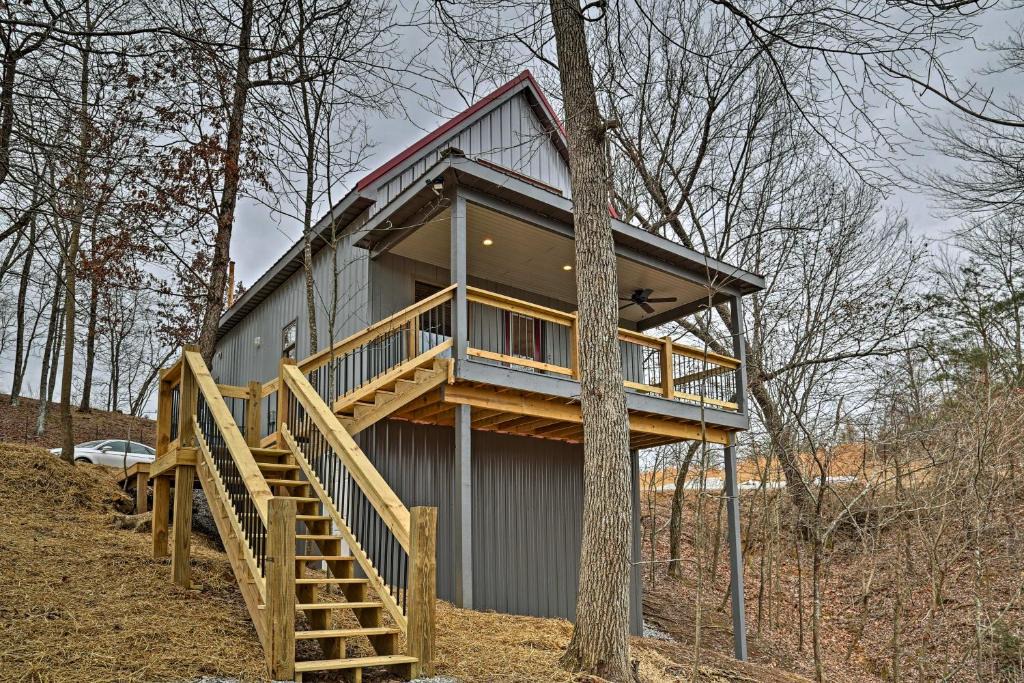 East Bernstadt House | Cozy East Bernstadt Cabin with Porch and Fishing Lake!