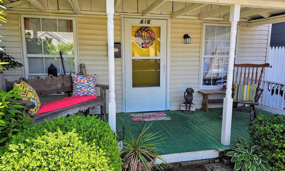 Havre De Grace House | Cozy home with fenced in yard-Dog Friendly . 2 block walk to historic downtown!