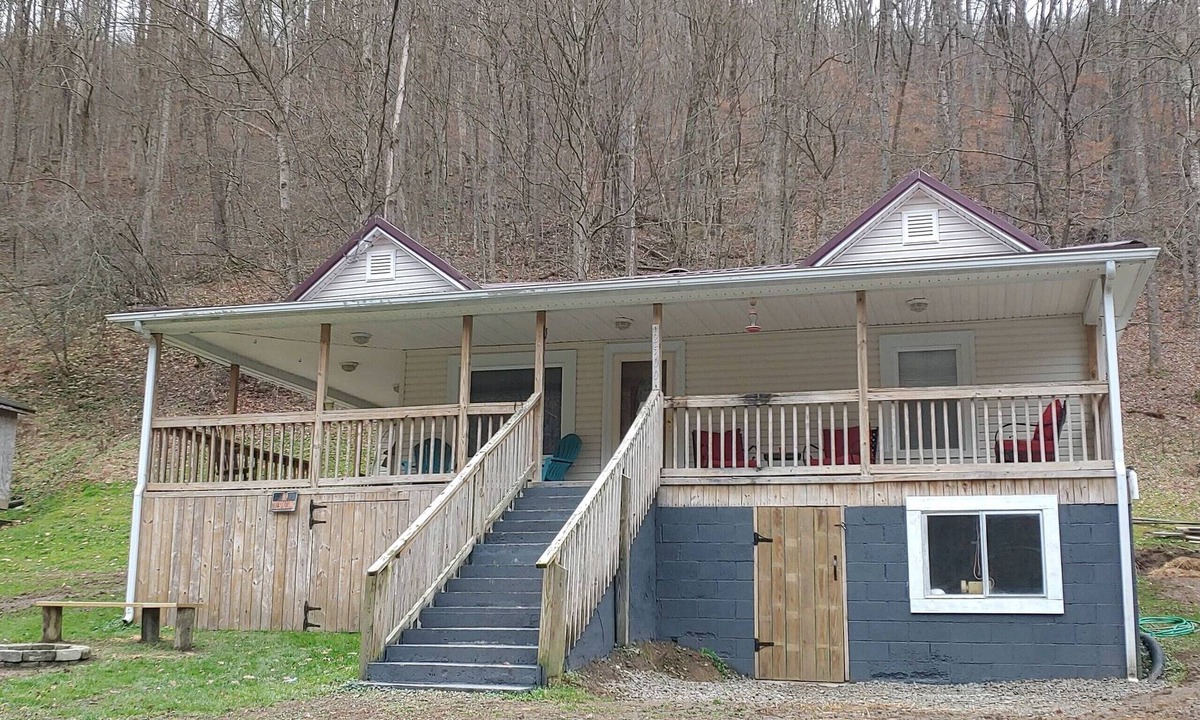 Henlawson House | Cozy house, 2 bed, 1 bath, full kitchen, close to Bearwallow