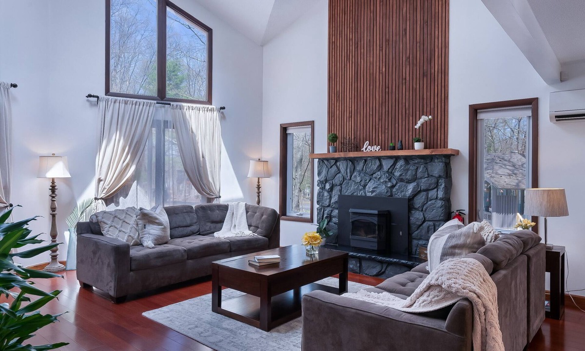 East Stroudsburg Ski Chalet | Cozy House with a Lovely Treehouse. 7-Person Hot Tub. Pet Friendly. Hiking. Lake