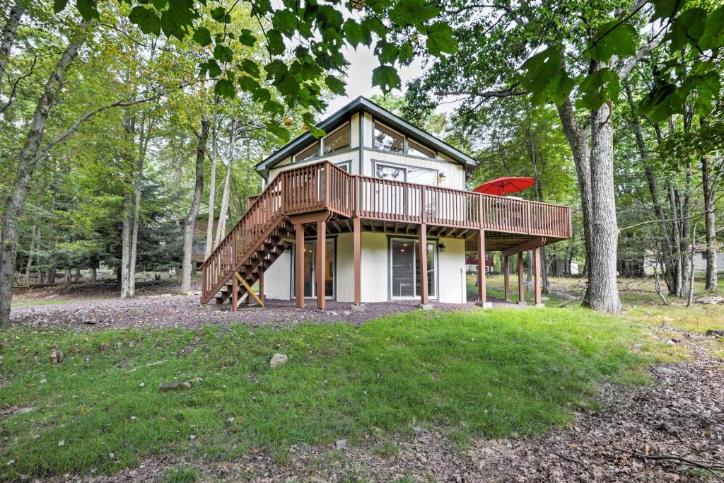 Lake Harmony Estates House | Cozy Lake Harmony Home with Deck - Between 2 Lakes!