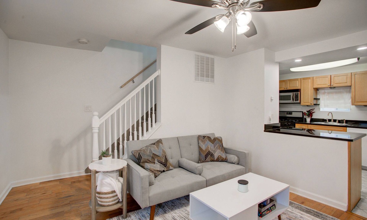Fishtown Apartment | Cozy Lux 3bd House - Heart of Fishtown - Jetted Tub - Sleeps 8!