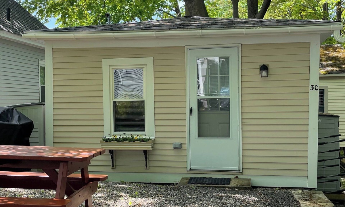 Ogunquit Apartment | Cozy studio in downtown Ogunquit - 10 min walk to beach and Marginal Way