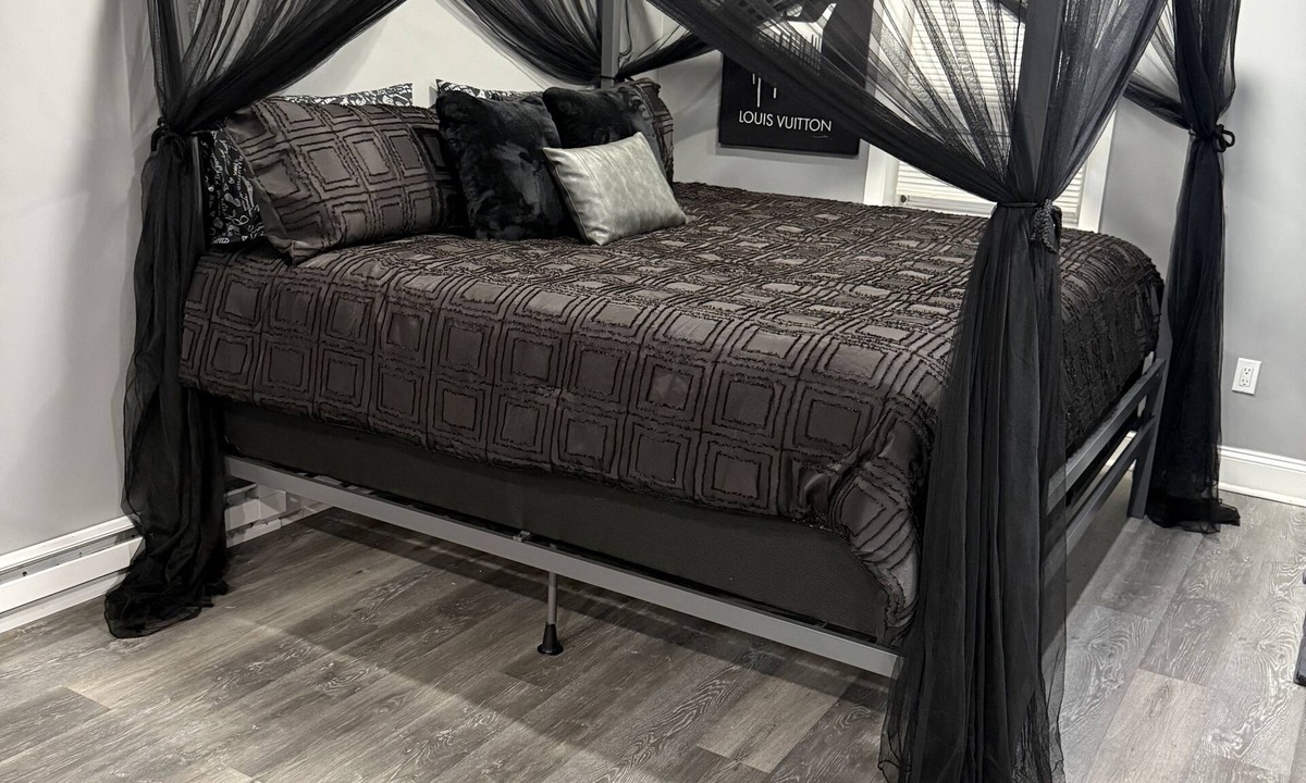 Collingdale Apartment | Cozy studio with. Beautiful King Size Bed, WiFi and AC in fabulous Collingdale