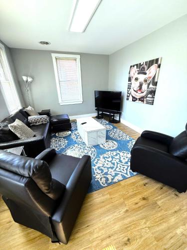 Wilmington Apartment | Cozy Walk up King Bed fast WiFi