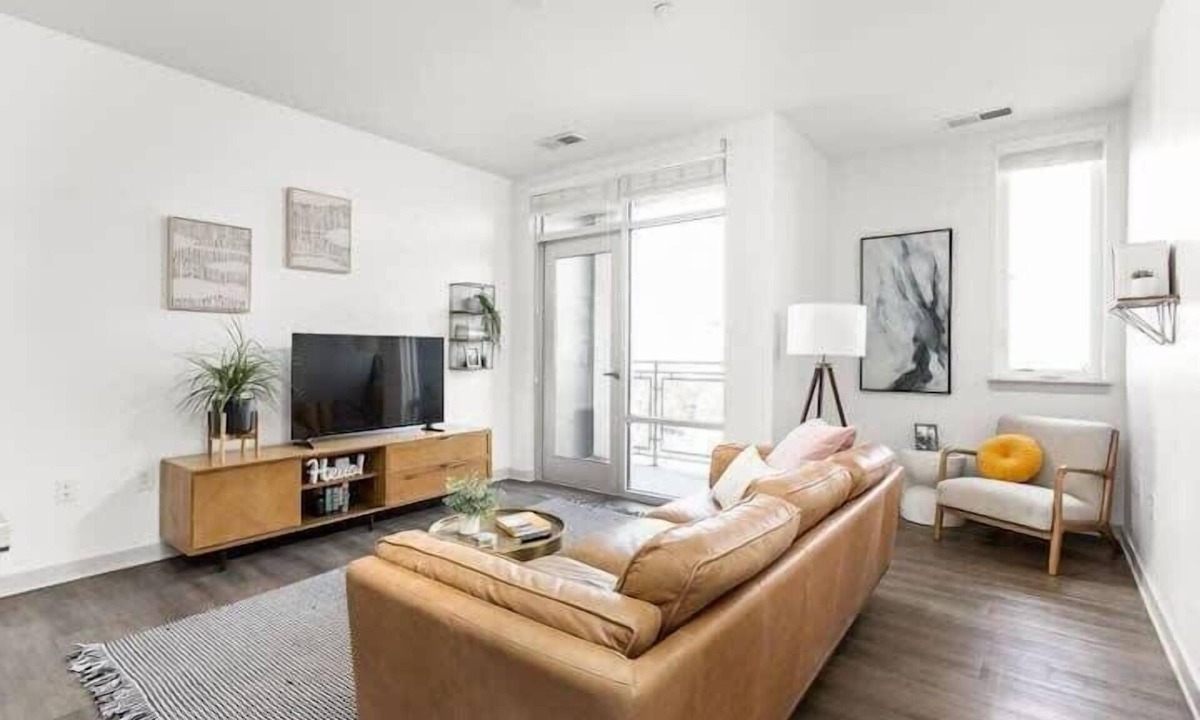Lockerbie Square Apartment | CozySuites l Chic 1BR, Bottleworks Indy #5