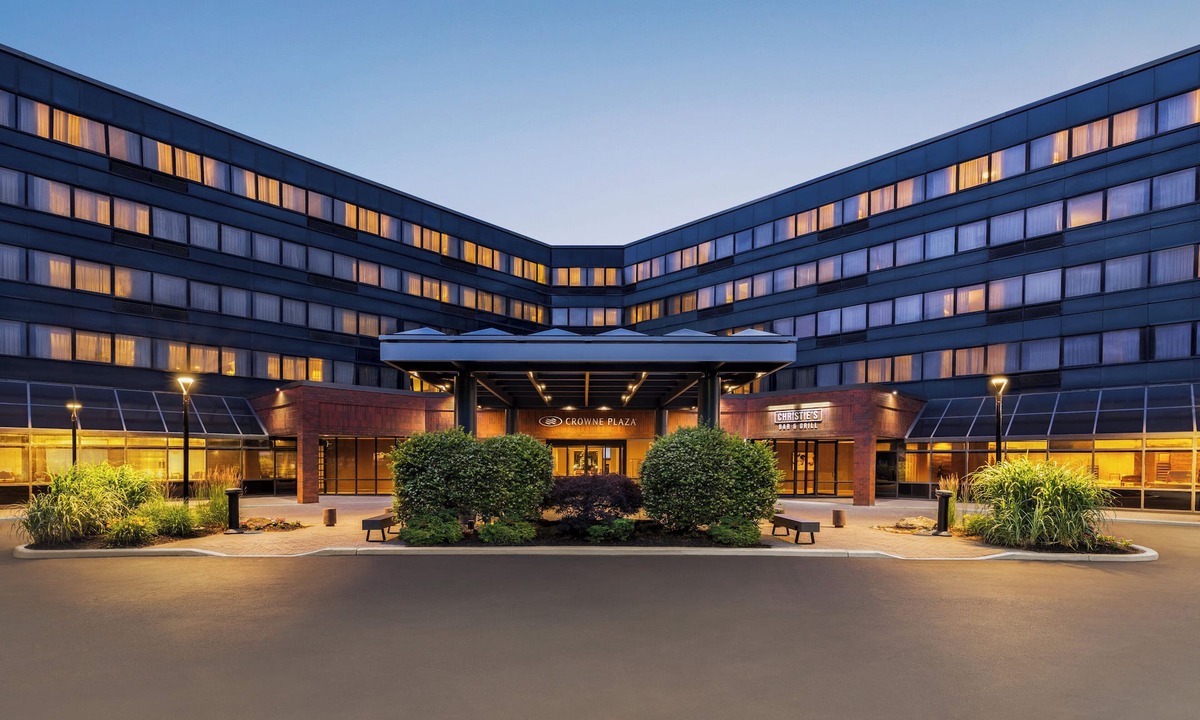 Edison Hotel | Crowne Plaza Edison by IHG