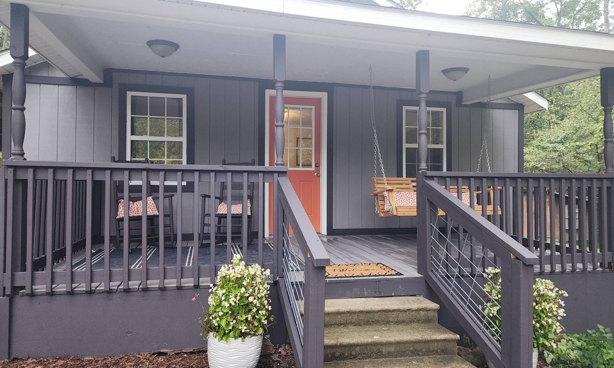 Somerset House | Curve Cottage located on The Rattlesnake 192 just outside of Somerset.