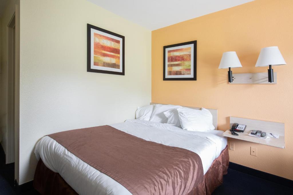 New Philadelphia Hotel | Days Inn by Wyndham New Philadelphia