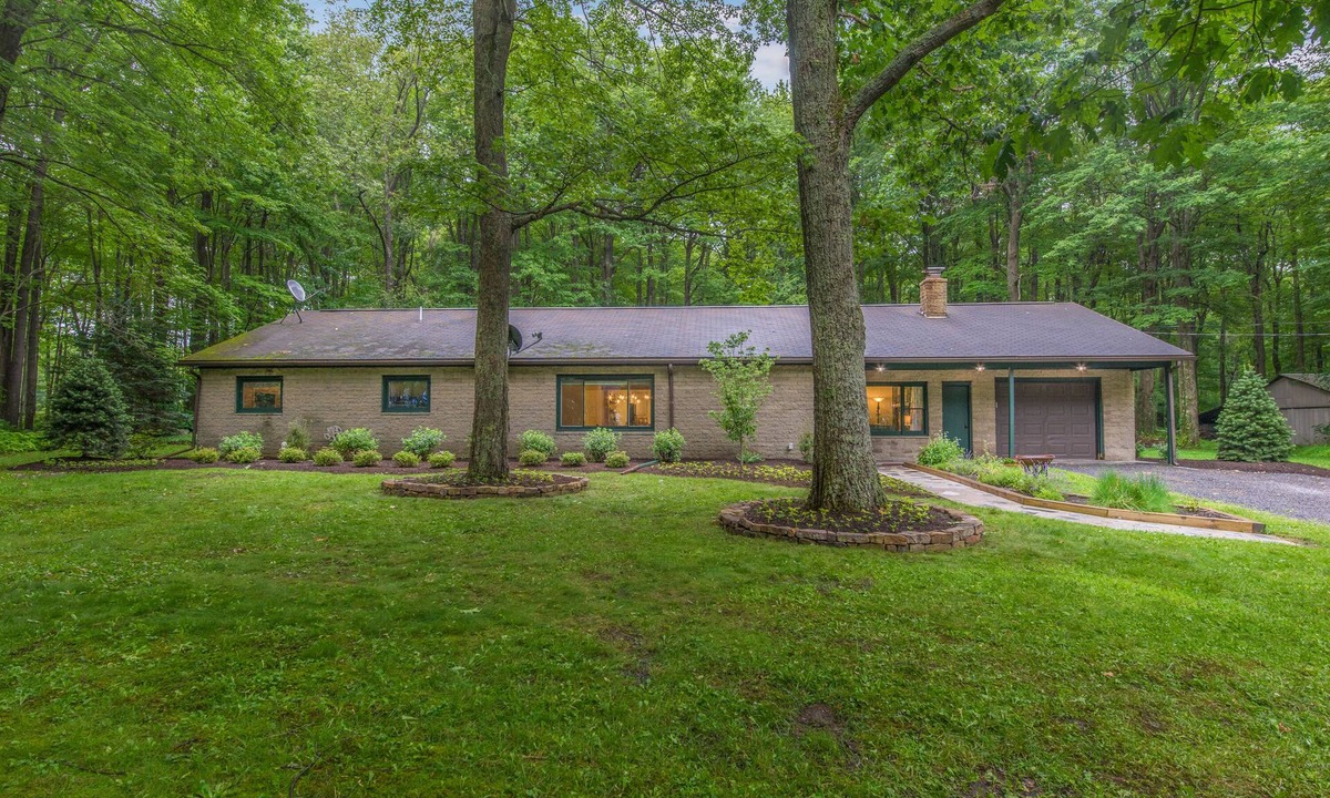 Accident House | Deep Creek Lake and Wisp just minutes away, includes pass to CARC (pool/gym)