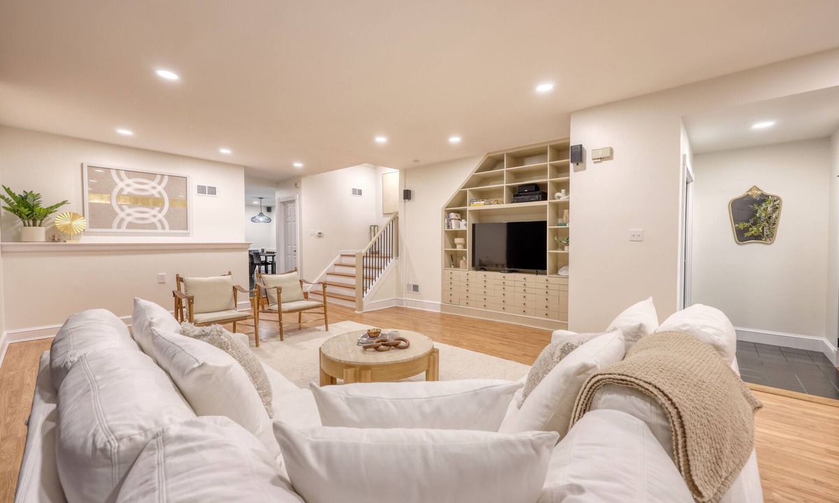 Historic Downtown Lancaster House | Deluxe Downtown Lancaster 3BD - Rooftop & Parking