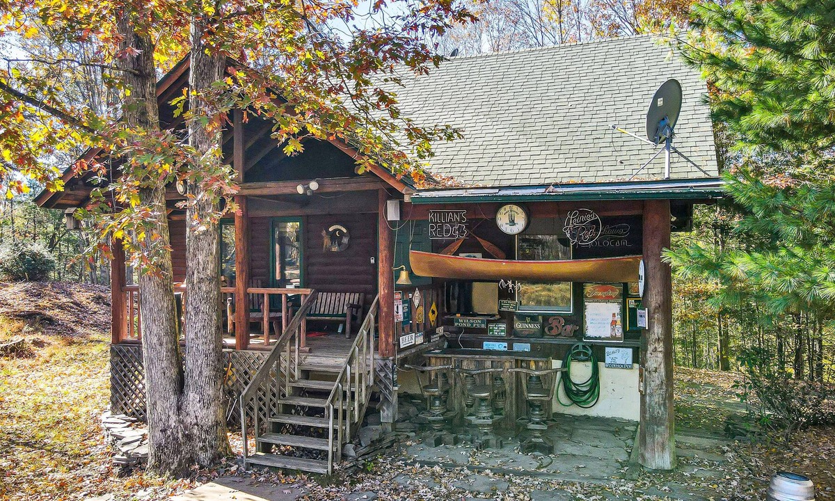 Cresco Cabin | Dog-friendly log cabin with great outdoor bar, firepit, fireplace & porches