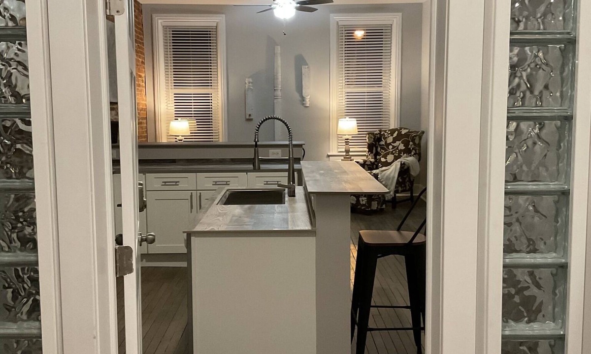 Historic Downtown Bedford Apartment | Downtown Comfort for your family in the heart of shopping & restaurants.