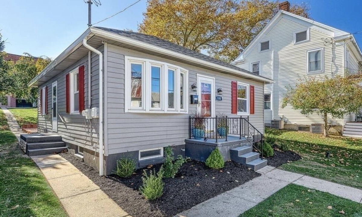 Dallastown House | E Maple-The Pleasant Home-Comfort & Ease