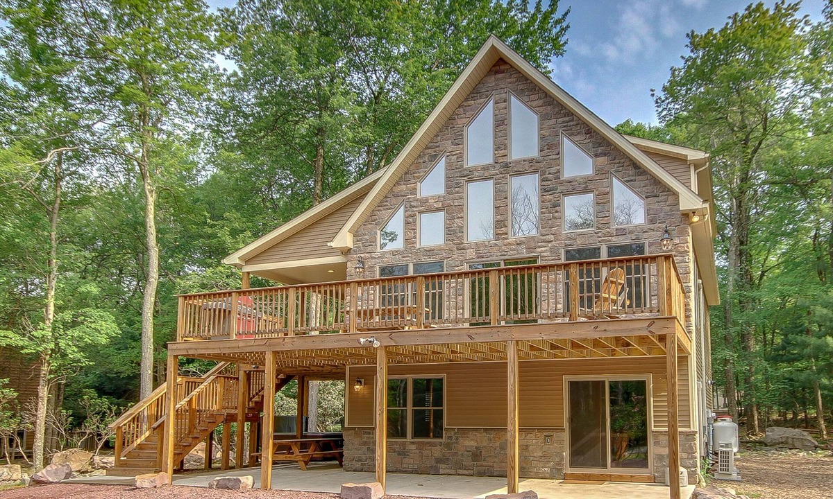 Lake Harmony House | "Eagles Nest" Close to Skiing, Fire Pit, Hot Tub, Game Room, EV Charger, Gas Grill, 9 Smart TV's