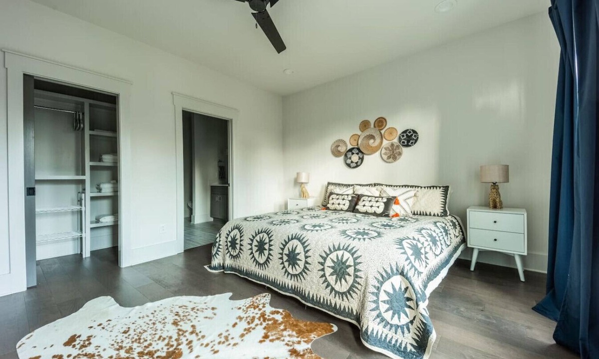 Eastwood House | Eclectic E Nash Townhome Close to Broadway!