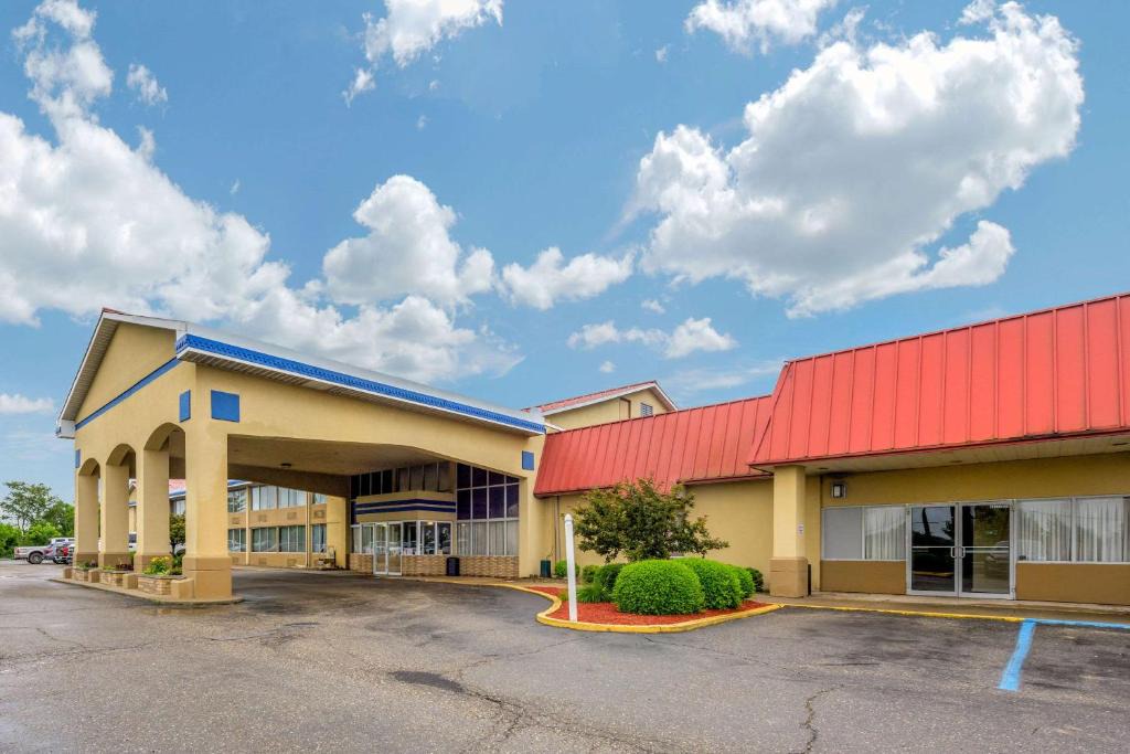Triadelphia Hotel | Econo Lodge Inn & Suites Triadelphia - Wheeling