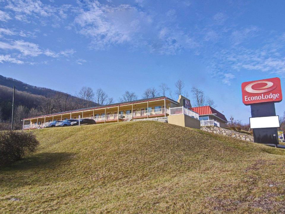Bluefield Cabin | Econo Lodge Near Bluefield College