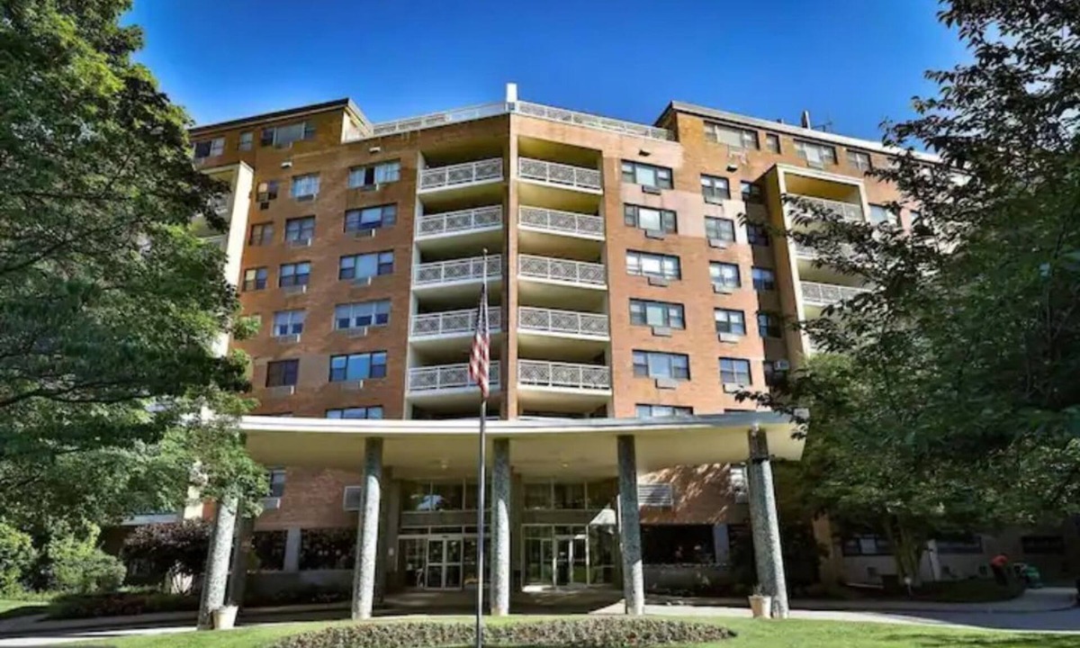 Elkins Park Cabin | Elkins Park studio 1 Queen & 1 sleeper Hotel style kitchen & bathroom+ Amenities