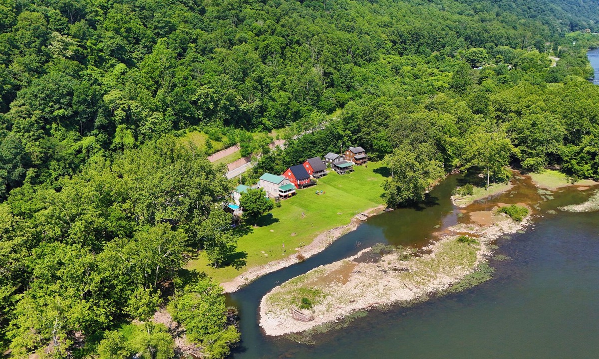 Bellepoint Cottage | Enjoy Relaxing at Riverfront Property 4 miles from Sandstone Falls!