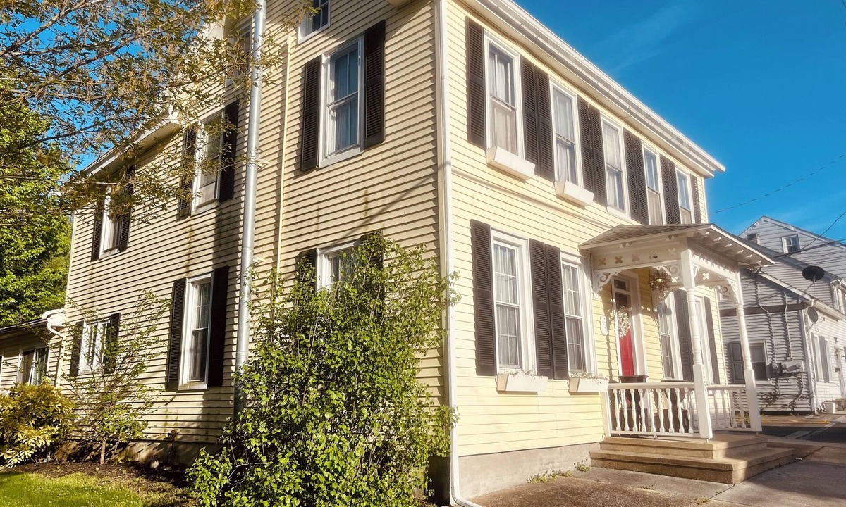 Ono House | Entire Historic Home with so much space! Huge family room & playroom for kids!