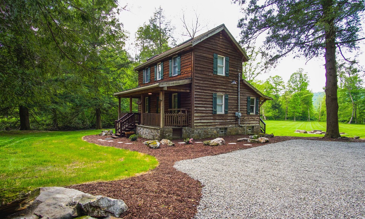 Mill Run House | Escape to this cozy cabin in the woods!