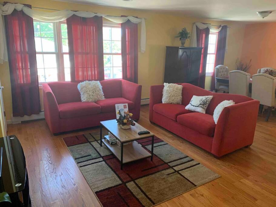 Elizabeth Apartment | Family 3-bedroom home (2nd floor near EWR/Outlet)