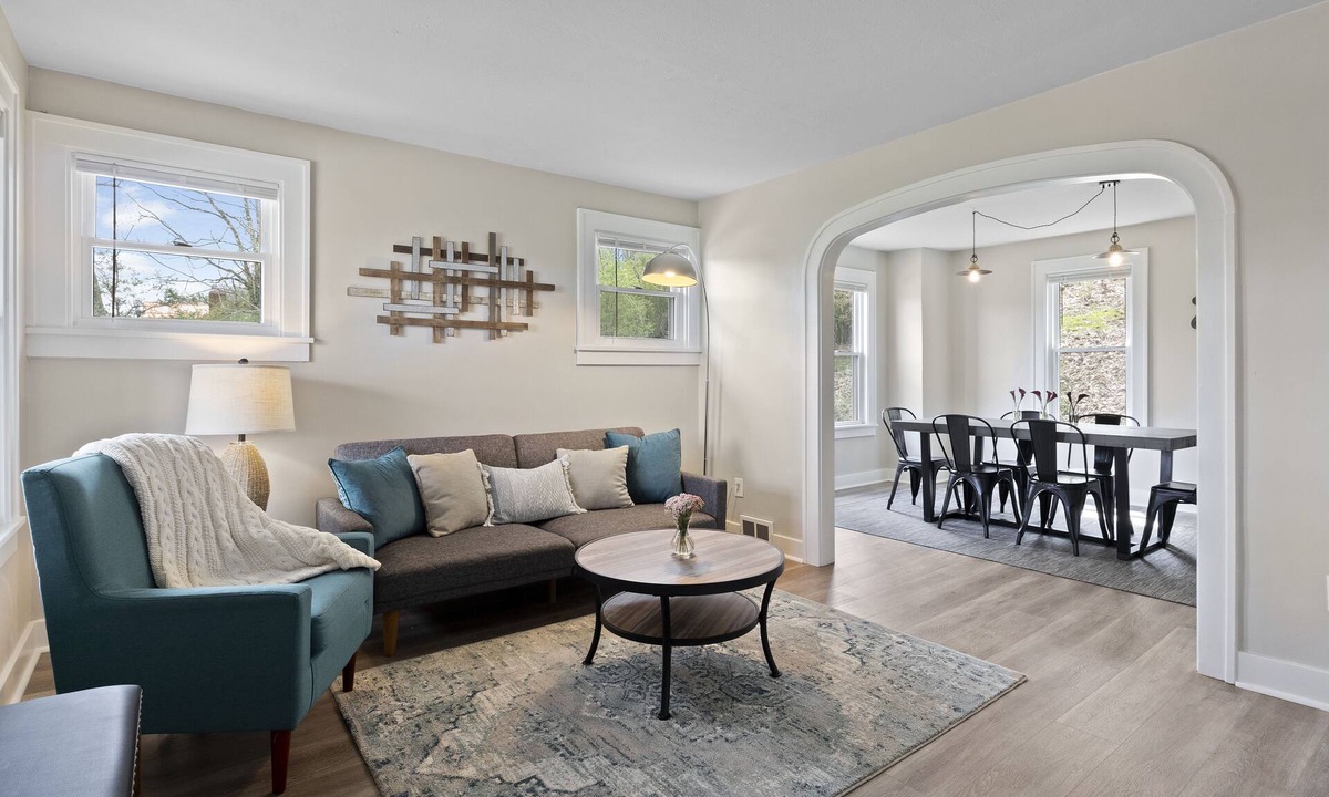 Warrendale House | Family and dog friendly☆3BR house☆Porch swing☆Mars☆PGH☆Cranberry