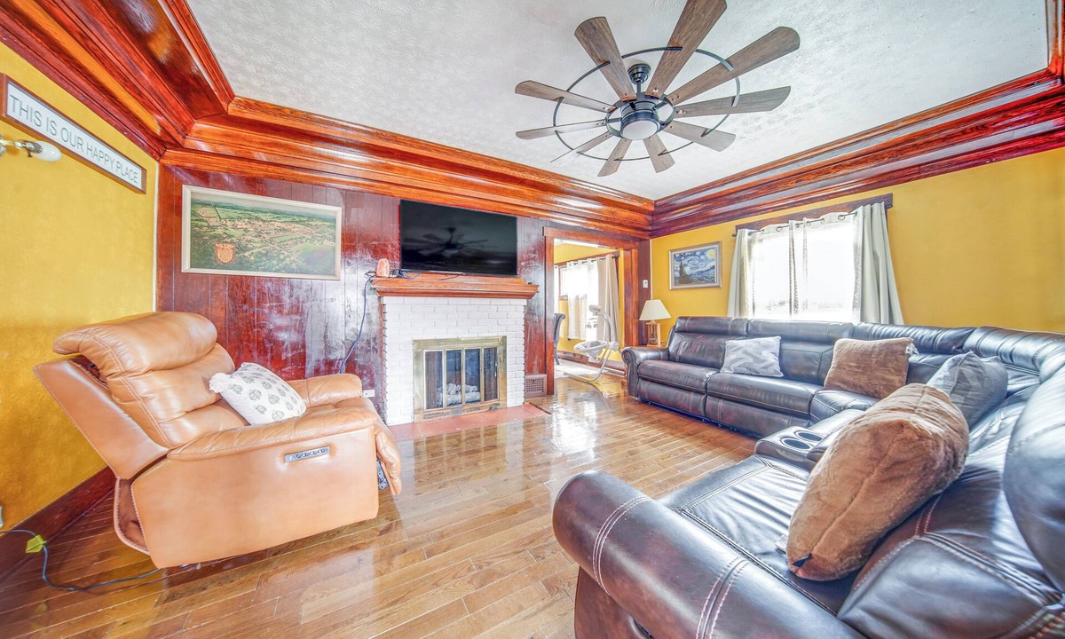 Erie House | Family-Friendly Home: Walk to Lake Erie!