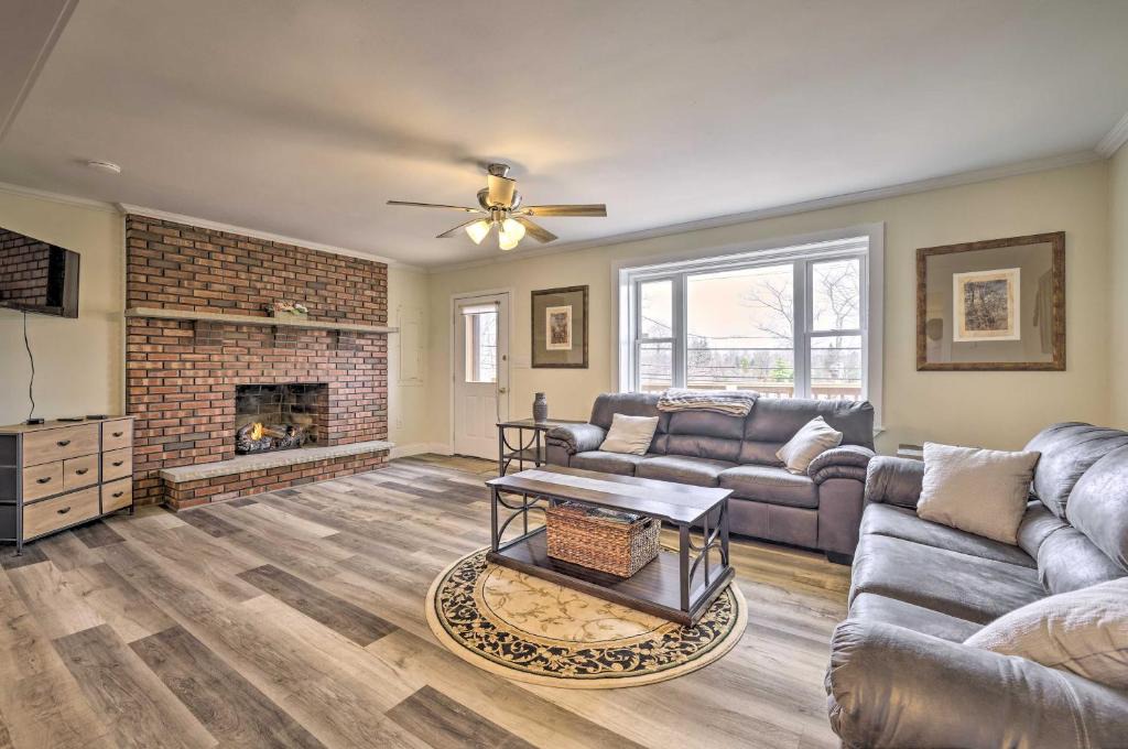 Lake Harmony House | Family-Friendly Retreat with Lake Harmony Views