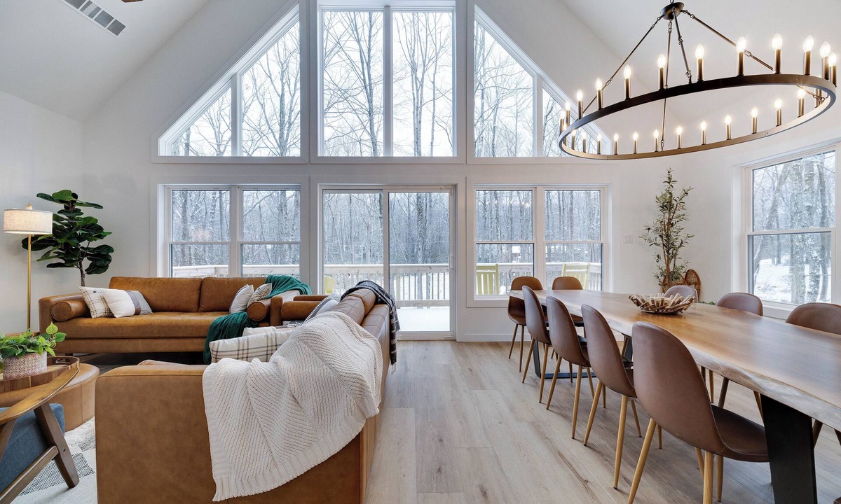 Jim Thorpe Ski Chalet | Family retreat: 5 bedroom modern chalet with Hot Tub, Bonfire, Mini Golf & More!
