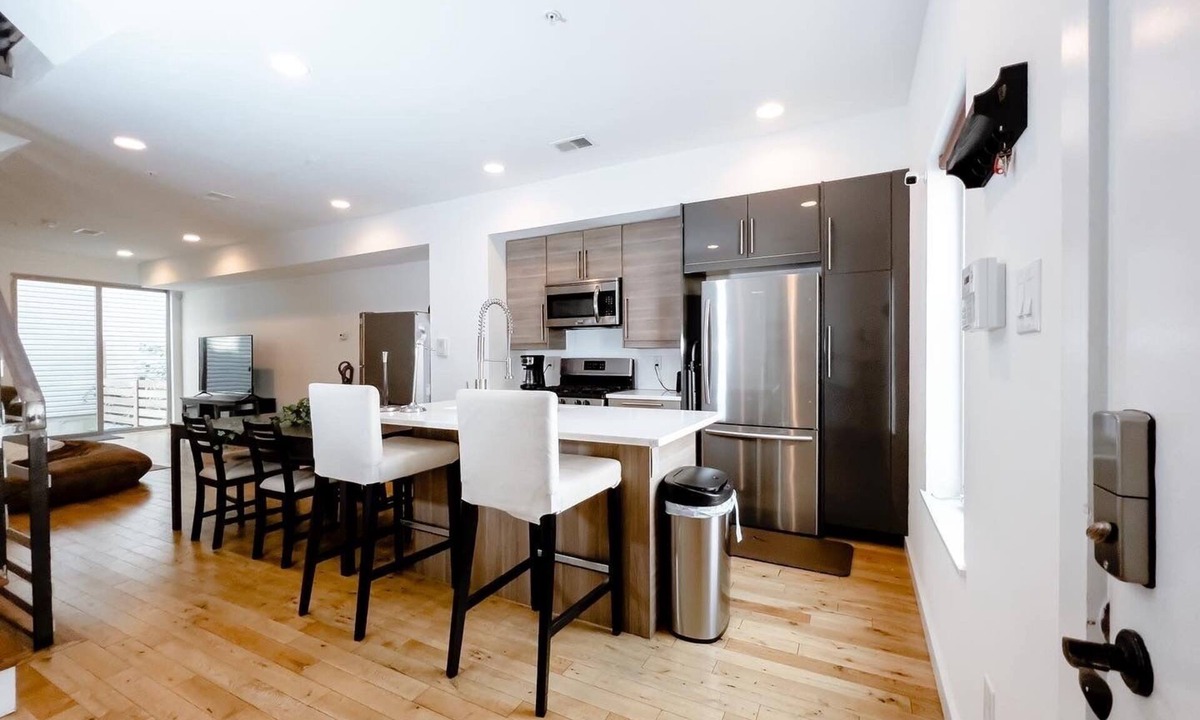 North Philadelphia East House | Fantastic 4BR Townhouse W/HOTTUB