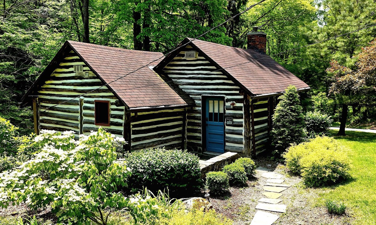 Chalk Hill Cottage | Fayette Springs House-Rustic Luxury close to trails, whitewater and winery!