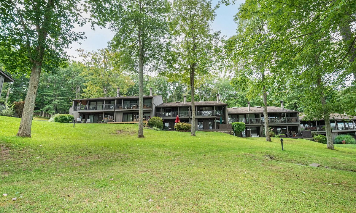 Blakeslee House | Four Hooppole South G6 | Lakefront Views + Access to Beach Area & Dock!