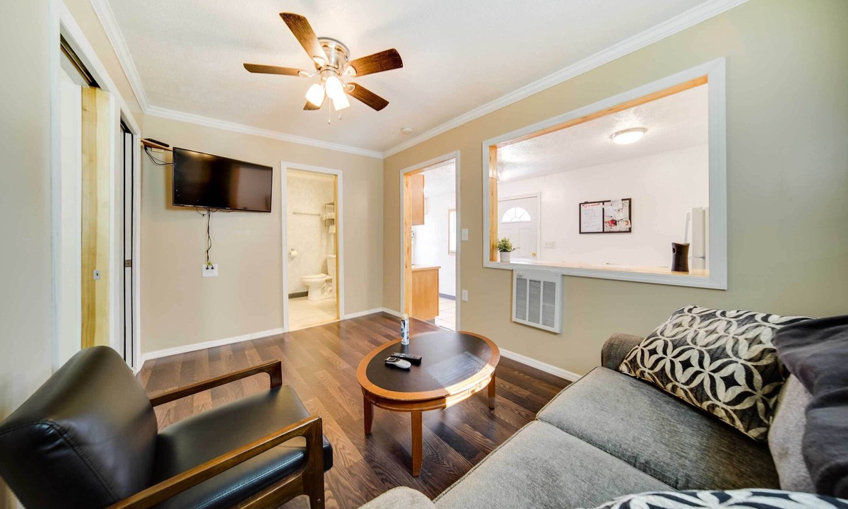 Geneva-on-the-Lake Cottage | Geneva Cottage w/Patio - Walk to Park, Lake Erie!