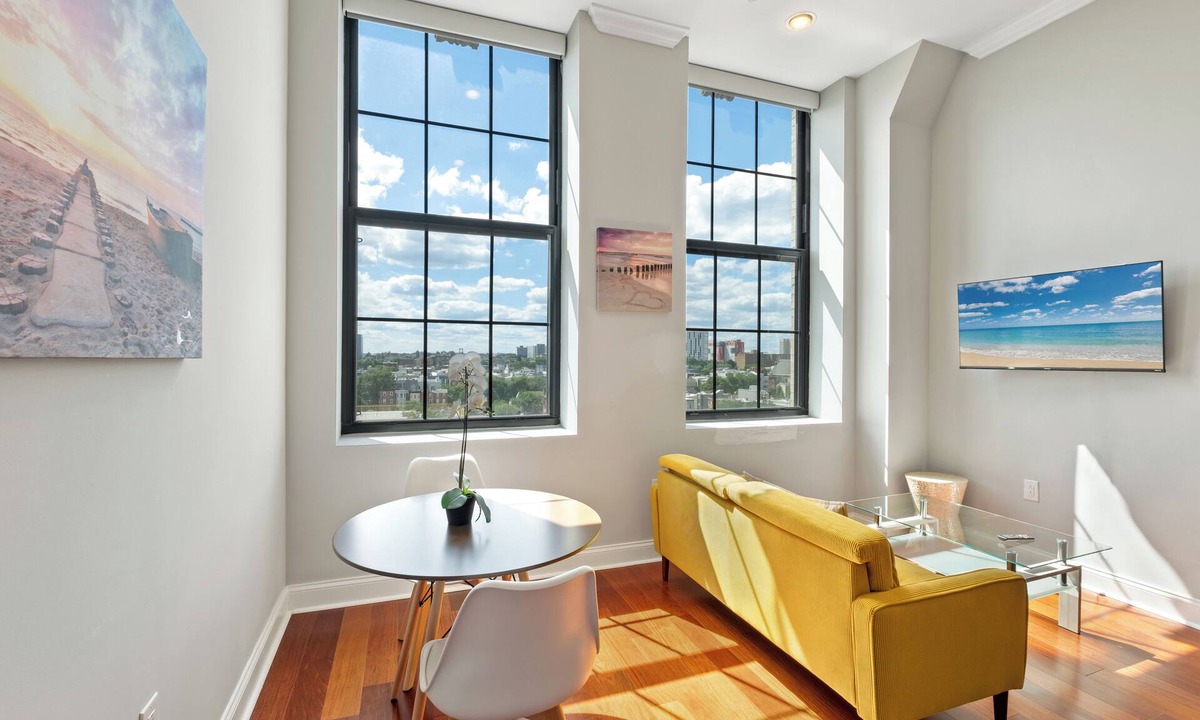 Olde Kensington Apartment | Glam Flat w View/Pool/Deck