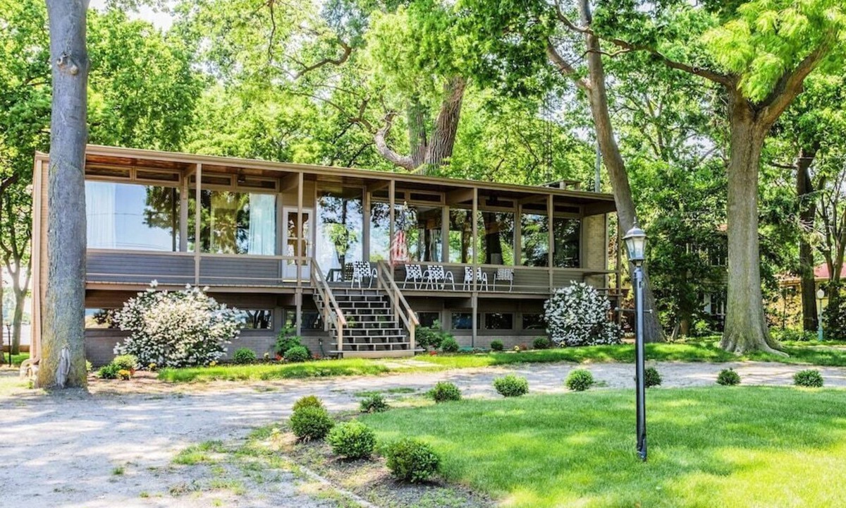 Sandusky House | GLASS HOUSE 5 BR Private Lake Erie Beach Great for Summer, Fall & Winter