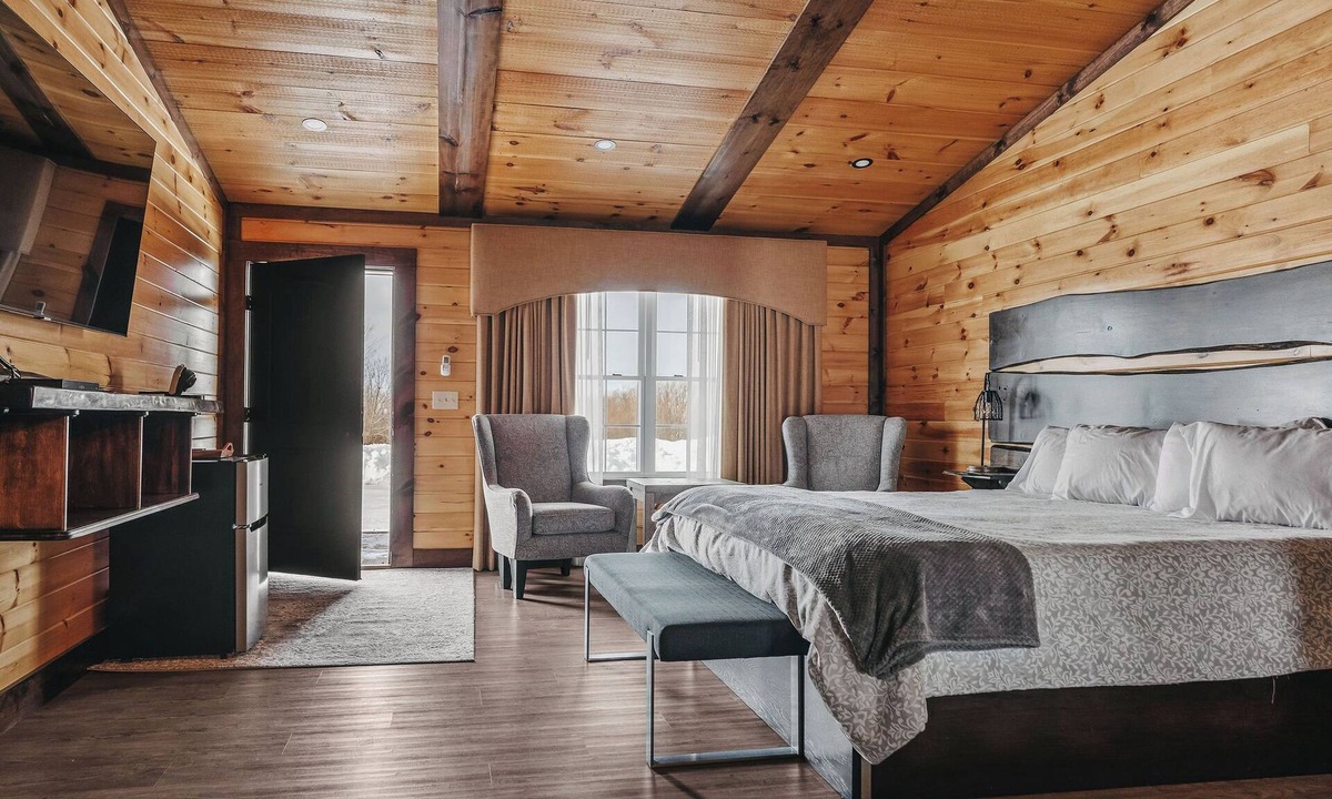 Tully Cabin | Golf, Outdoor Bar, Restaurant - The Cedar Haven