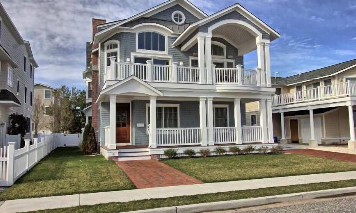 Avalon House | GORGEOUS BEACHBLOCK HOME WITH OCEANVIEWS, HEATED SWIMMING POOL AND ELEVATOR!