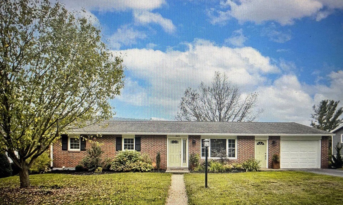 Dauphin House | Gorgeous Family Home in Quiet Neighborhood w/Mountain View
