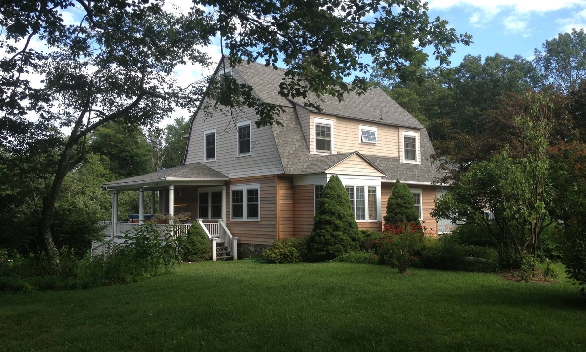 Cragsmoor House | Great Escape to Convene with Friends & Family w/Hot Tub & Many Decks