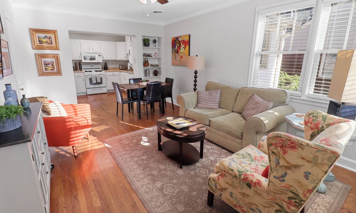 University District Apartment | Green Door.:Renovated Cozy Cottage Centrally Located