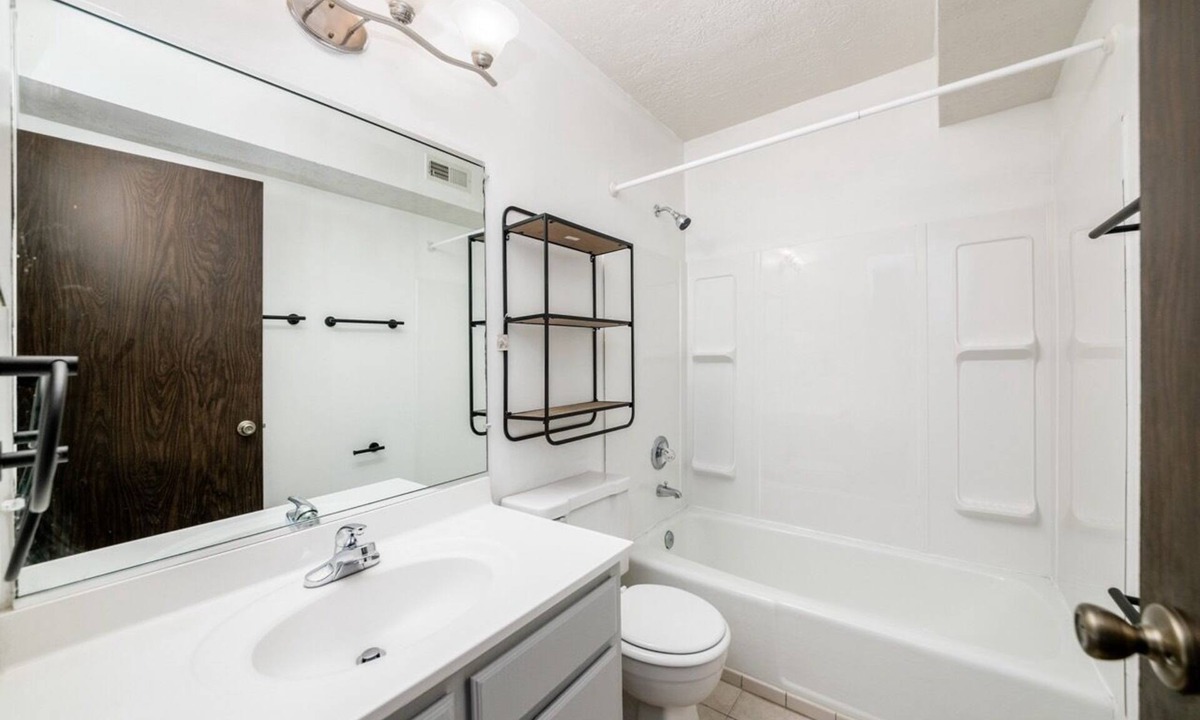 Northwest Columbus Apartment | Hancock Park Resort Style w/Pool, Parking & WIFI