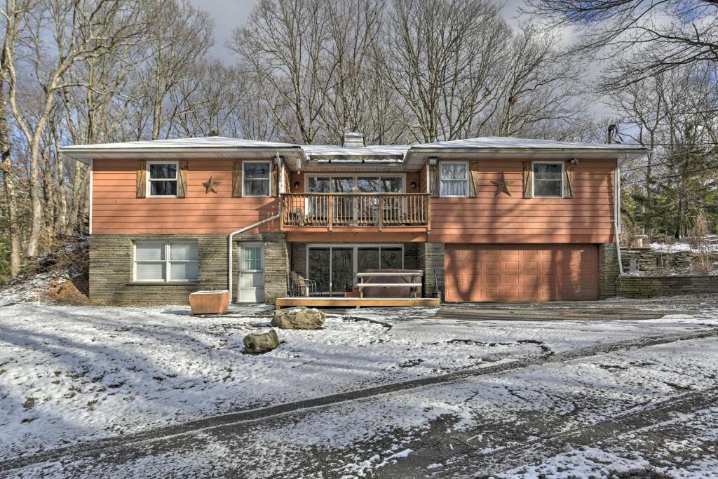 Dingmans Ferry House | Hemlock House Epic Arcade Room, Hot Tub, Theater!