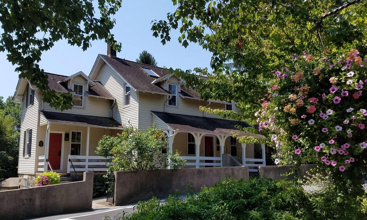 Montchanin Hotel | Historic Inn - Antique Furnishings - 2 Marble Bathrooms - Spa and Dining Onsite