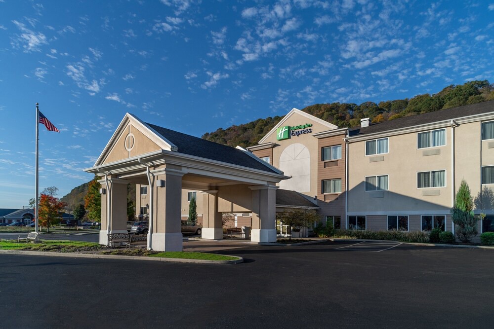 Tad Hotel | Holiday Inn Express Charleston-Kanawha City, an Ihg Hotel